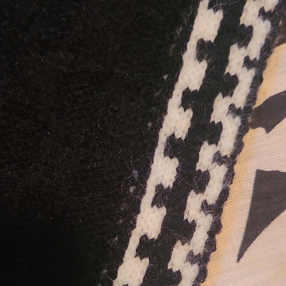 Chanel Black with White Trim Scarf - Picture 5 of 5